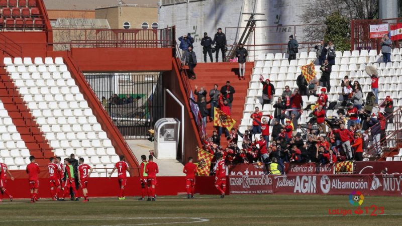 Els jugadors del Nàstic celebrant la victòria amb els aficionats desplaçats al Carlos Belmonte. |Foto: La liga