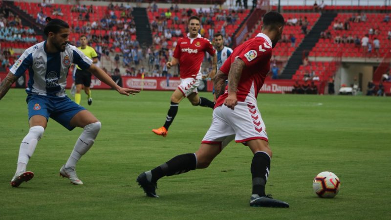 Tete amb la pilota als peus i Ivan De Nova al fons. |Foto: Gimnàstic de Tarragona