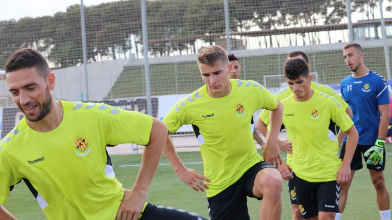 Alberto Varo, al fons de la imatge, en l'entrenament d'ahir a la tarda. |Foto: Gimnàstic de Tarragona