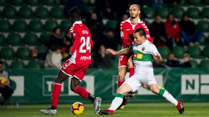Djetei i Villanueva intentant frenar un atac. |Foto: Elche CF