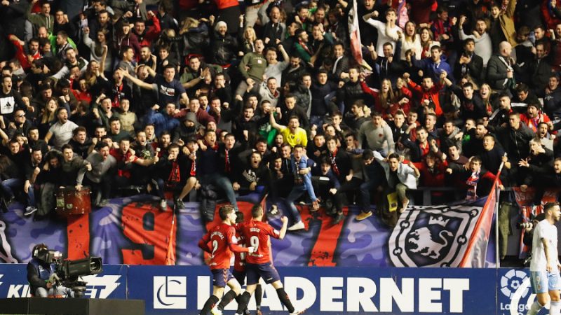 L'Osasuna celebrant la victòria davant el Zaragoza amb la seva afició | Foto: LaLiga