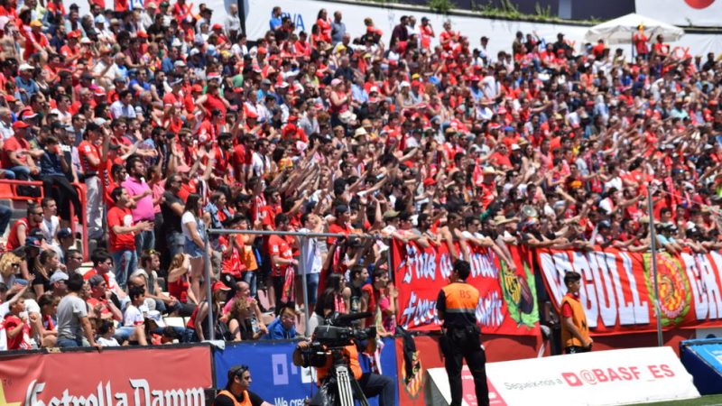 Aficionats al Gol Nord del Nou Estadi. | Foto: Diari Més