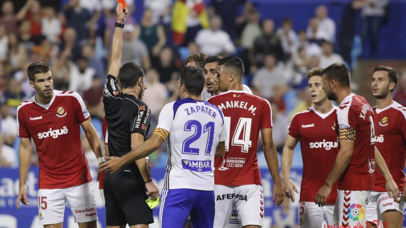 Moment en que l'àrbitre expulsa Borja Iglesias. | Foto: laliga.es