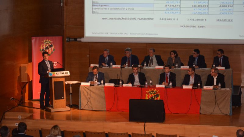 Lluís Fàbregas pren la paraula a la Junta celebrada aquest passat dimecres. | Foto: Gimnàstic de Tarragona