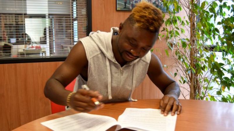 Lévy Madinda signant la renovació de la cessió.