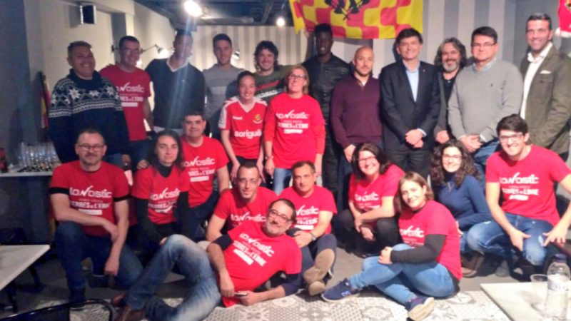 Membres de la penya "Lo Nàstic", acompanyats de jugadors i directius, durant la celebració a Tortosa. | Foto: Twitter
