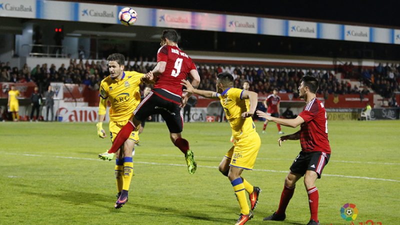 Urko Vera, davanter del Mirandés, va aconseguir amb aquesta rematada el primer gol dels castellanolleonesos. | Foto: laliga.es