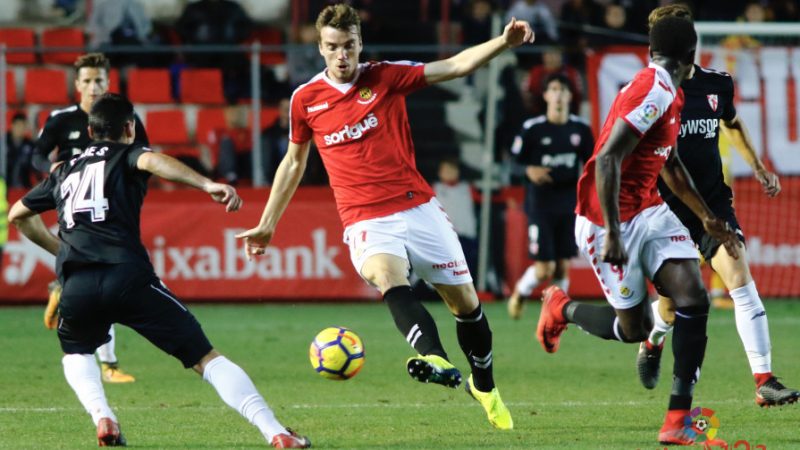 Manu Barreiro controlant una passada al mig del camp. | Foto: laliga.es