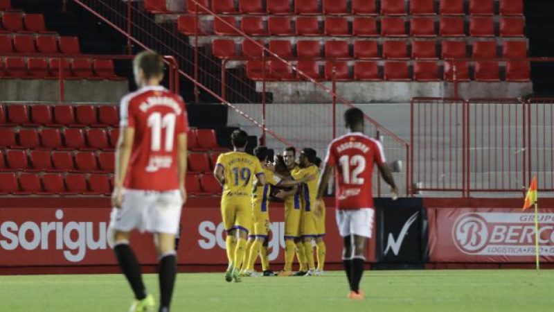 Al fons, els jugadors de l'Alcorcón celebrant el 0-3 de la primera volta. | Foto: La liga