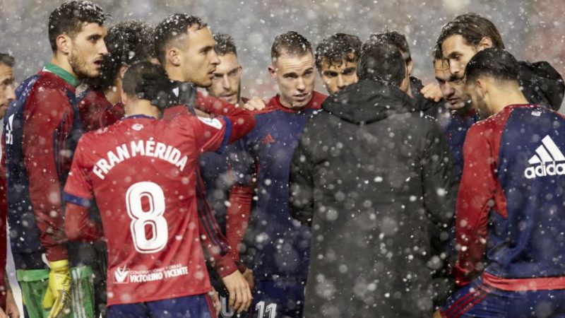Jugadors de l'Osasuna durant l'escalfament el dia que es va acabar suspenent el partit. | Foto: marca.com