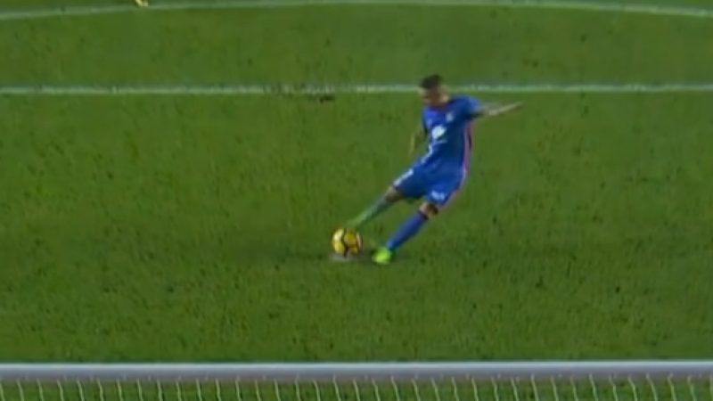 Moment en el que el jugador de l'Oviedo impacta la pilota. | Foto: YouTube