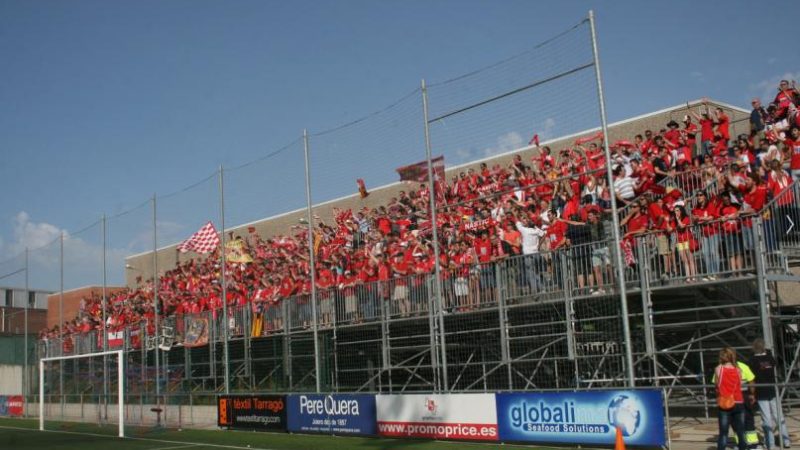 Aficionats del Nàstic al camp municipal de Llagostera. | Foto: ara.cat