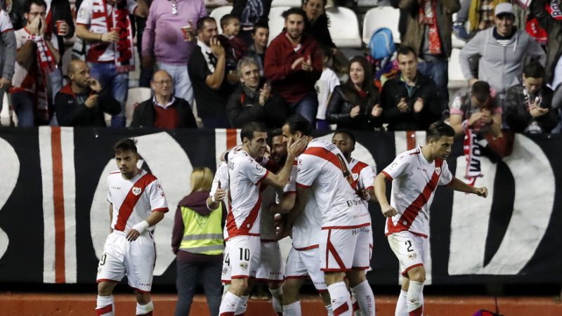 Els jugadors del Rayo Vallecano celebren un dels dos gols aconseguits davant l'Oviedo. | Foto: laliga.es