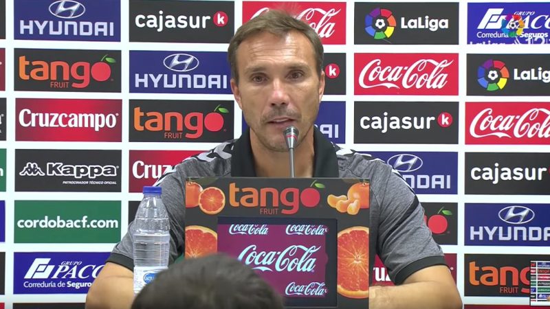 El tècnic grana a la sala de premsa del Nuevo Arcángel. | Foto: YouTube