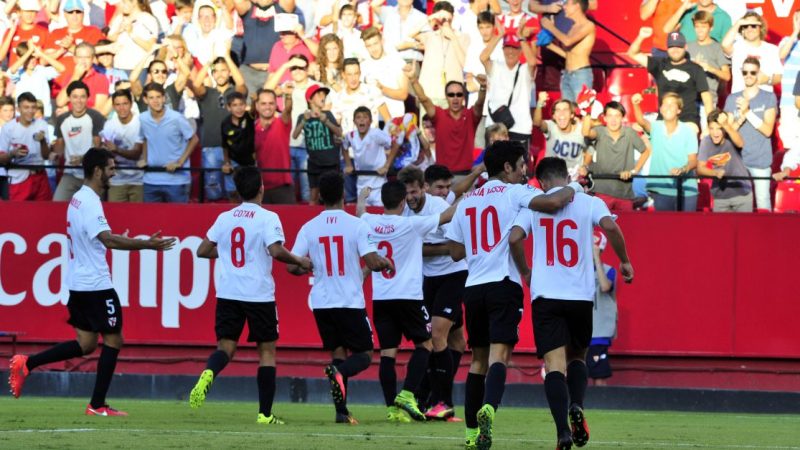 Els jugadors del Sevilla Atlético celebren un gol davant el Huesca. | Foto: goldeplata.com