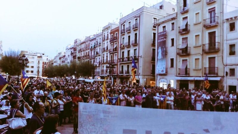 Concentració a la Plaça de la Font a favor del referèndum. | Foto: Diari Més