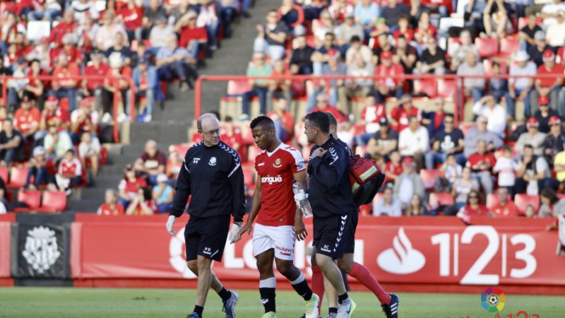 Uche es retira del terreny de joc lesionat, el dia de l'Alcorcón. | Foto: laliga.es