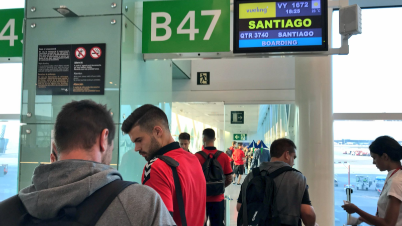 Jugadors del Nàstic embarcant a l'aeroport del Prat. | Foto: Gimnàstic de Tarragona