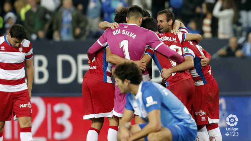 Jugadors del Granada celebrant la victòria a La Rosaleda. | Foto: laliga.es