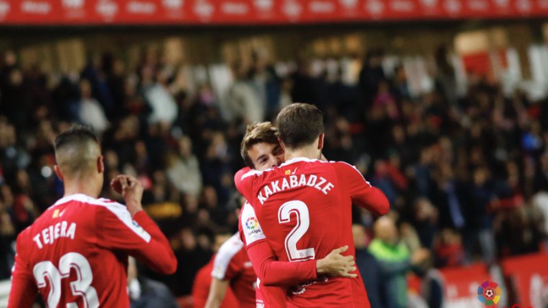 Juan Muñiz s'abraça a Otar Kakabadze per celebrar el segon gol del partit. | Foto: laliga.es