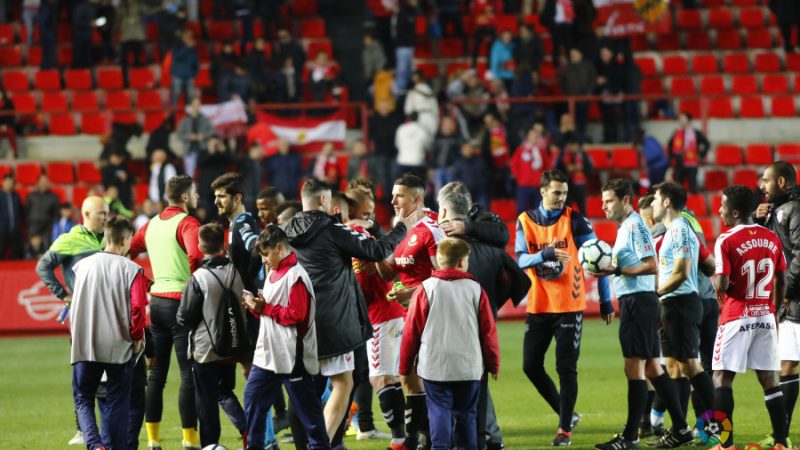 Jugadors i membres del cos tècnic celebren la victòria aconseguida davant el Lugo. | Foto: laliga.es