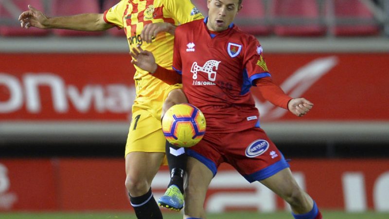 Rocha, lluitant per la pilota en el partit a Sòria. Foto: La Liga.