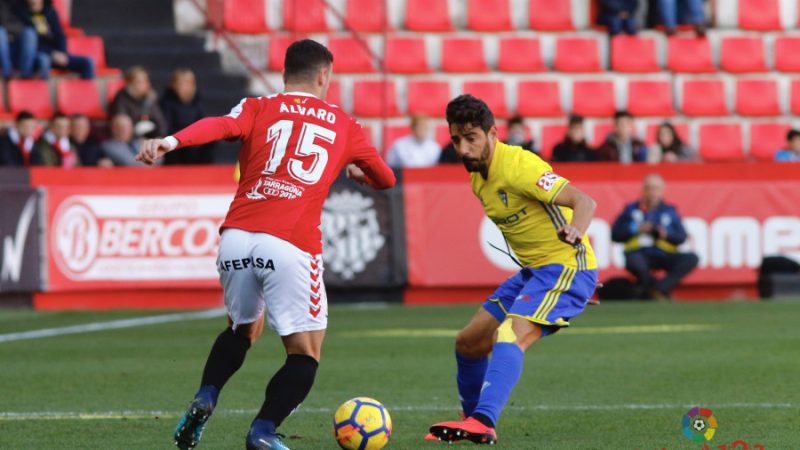 Álvaro encarant un defensa del Cádiz. | Foto: laliga.es