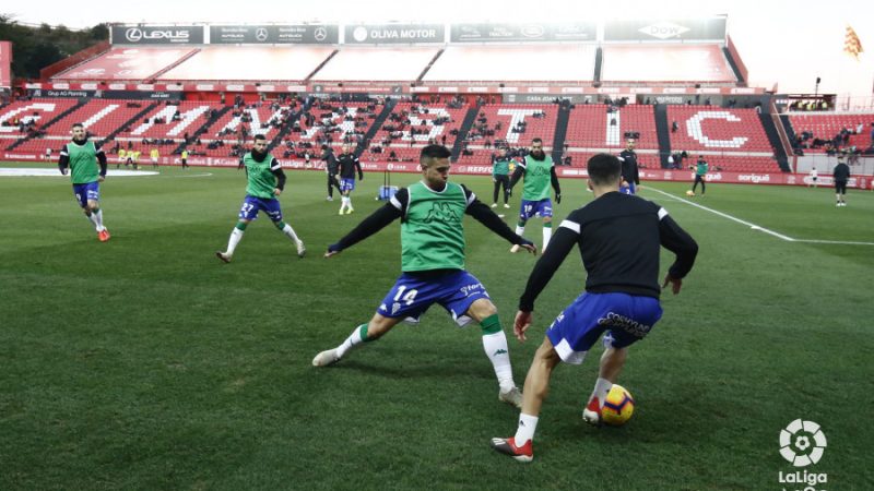 El Córdoba, escalfant damunt la gespa del Nou Estadi. | Foto: laliga.es