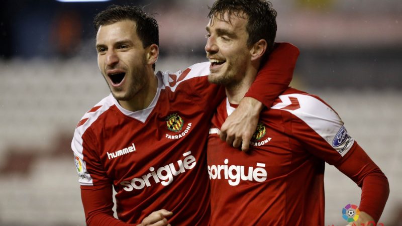 Otar Kakabadze s'abraça a Manu Barreiro en la celebració d'un dels dos gols del gallec a Vallecas. | Foto: laliga.es