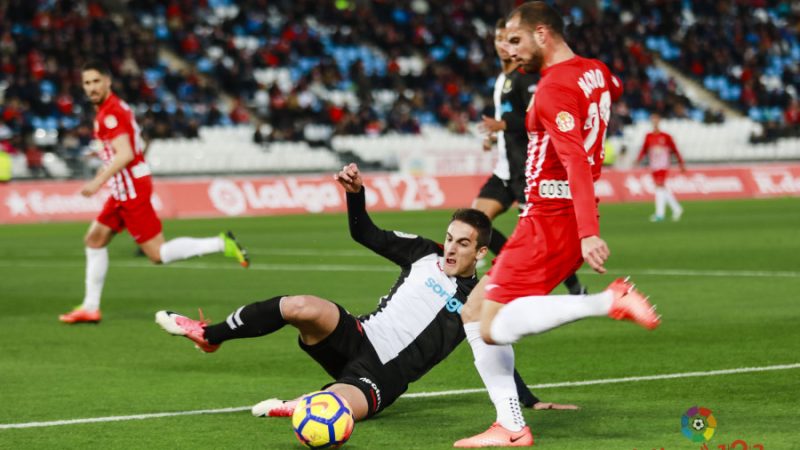 Pol Valentín, en una acció defensiva a l'estadi de l'Almería. | Foto: laliga.es