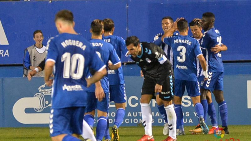 Jugadors del Lorca celebrant l'únic gol aconseguit davant el Lugo, aquesta passada jornada. | Foto: laliga.es