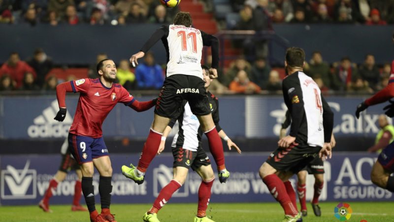 Manu Barreiro, autor del primer gol dels granes, en una rematada. | Foto: laliga.es