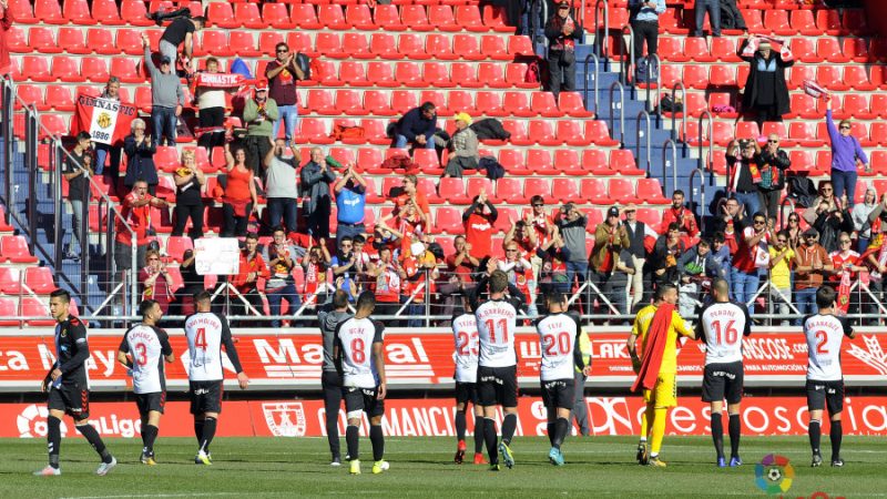 Els jugadors del Nàstic saluden als aficionats granes que s'han desplaçat a Soria. | Foto: laliga.es