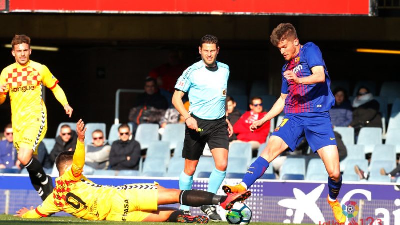 Javi Márquez, al terra, lluita per una pilota en el partit del Miniestadi. | Foto: laliga.es