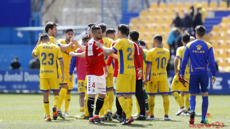 Els jugadors del Nàstic i l'Alcorcón es saluden a la finalització del partit. | Foto: laliga.es